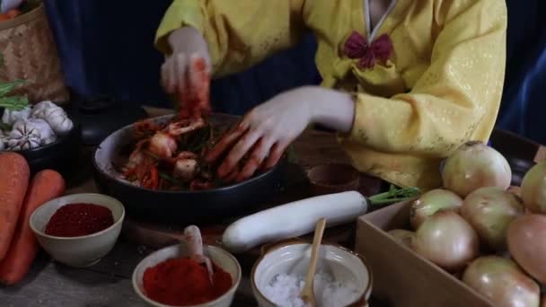 Top View Motion Flou Mains Femmes Asiatiques Cuisinier Kimchi Utilisant — Video