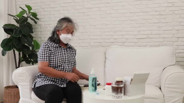 Anziani Donna Asiatica Utilizza Disinfettante Mani Dopo Aver Toccato Suo — Video Stock