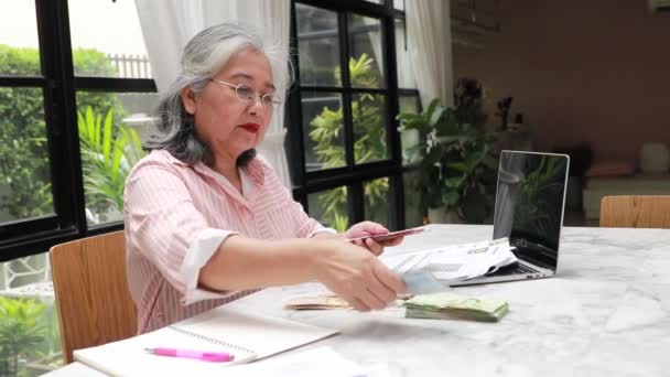 Mujer Mayor Sienta Contando Felizmente Los Billetes Que Acumulado Casa — Vídeos de Stock