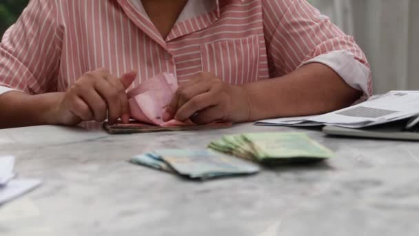 Manos Una Mujer Jubilada Contando Los Billetes Acumulados Sobre Mesa — Vídeos de Stock