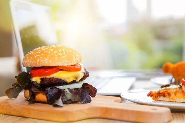 Frühstück Köstliche Hausgemachte Hamburger Auf Ein Fertigholzschneidebrett Gelegt Copy Space — Stockfoto