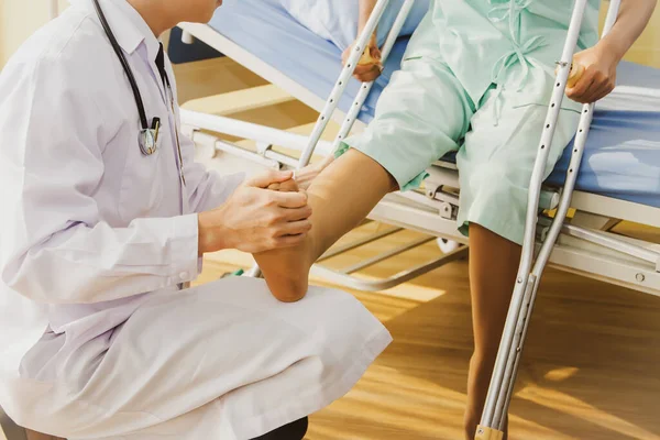 Dokter Bedah Pria Yang Mengkhususkan Diri Dalam Pengobatan Ortopedi Merawat — Stok Foto