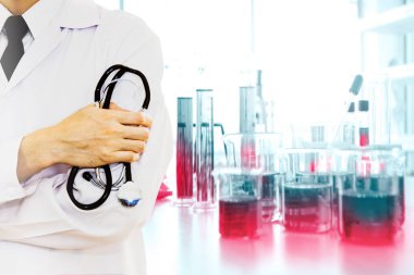 Araştırmacı doktor, hastaların tedavisi için laboratuvarda sıvı ilaç geliştirdi..