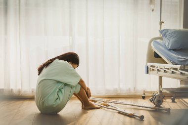 Hasta, zayıf, fiziksel olarak engelli ve oturmak için baston kullanan hasta odasındaki ahşap zeminde ne yazık ki körelmiş, ciddi bir kronik hastalığı olduğu için hastanede iyileşti..