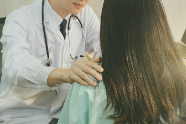 Medico Dato Speranza Incoraggiare Pazienti Sesso Femminile Utilizzando Mani Toccare — Foto Stock