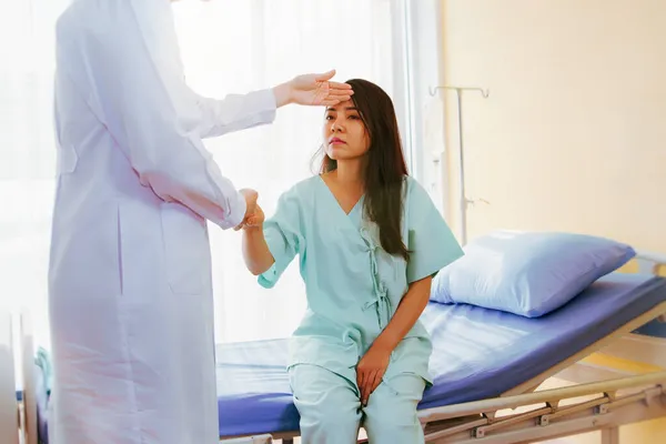 Dokter Merawat Pasien Perempuan Menyentuh Dahinya Dengan Telapak Tangannya Untuk — Stok Foto