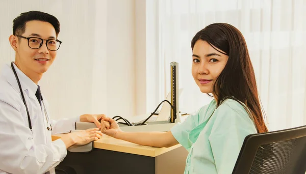 Bello Medico Specialista Medico Controllo Del Battito Cardiaco Controllo Dello — Foto Stock