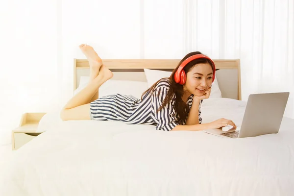 Asian Teenage Girl Lazing Laptop Watching Movies Online Bed Looking — Stock Photo, Image