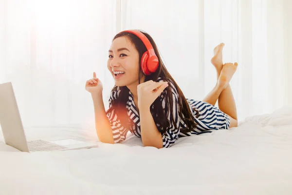 Asian Young Women Watch Online Entertainment Laptop Having Fun Bed — Stock Photo, Image