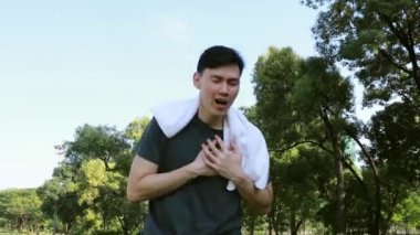 Dışarıda koşarak egzersiz yapan genç bir adam kalp krizi geçirir. Genç adamın anjini vardı, kalp krizi geçiriyordu, çimde acı içinde oturdu..