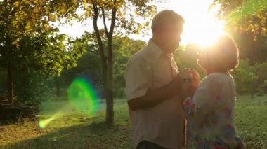 El ele yürüyen emekli bir çiftin aşkı, aşklarını romantik bir şekilde gösterir..