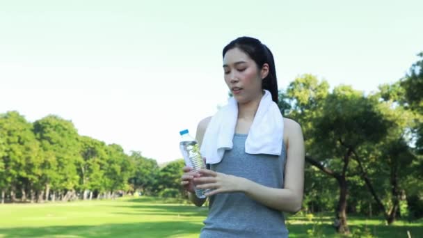 아침에 운동을 하거나 정원에서 운동을 아시아 여자의 — 비디오