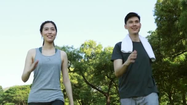 夫婦の幸せ アジアのカップルは一緒に運動し 彼らの健康の世話とケアをします 自然の日陰の庭で — ストック動画