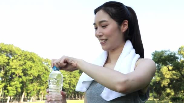 Retrato Feliz Mujer Asiática Sana Sosteniendo Agua Limpia Para Saciar — Vídeos de Stock
