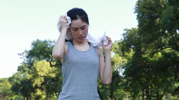 Азиатка Использует Полотенце Вытереть Пот После Тренировки Вытяните Руки Держать — стоковое видео