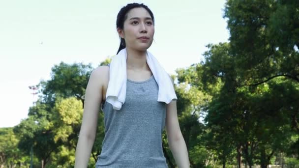 Mulher Asiática Cabelos Longos Bonita Usa Uma Toalha Para Limpar — Vídeo de Stock