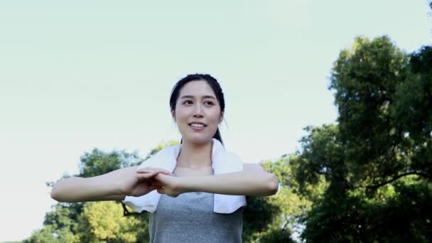 Прекрасна Азіатка Ніжно Розігрівається Щоб Розтягнути Язи Перед Серйозним Тренуванням — стокове відео