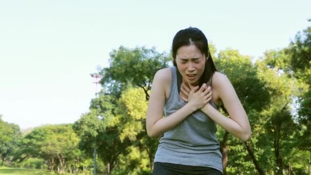 女人在户外运动以外跑步时心脏病发作 女人在户外运动时胸部疼痛 急性心脏病发作 患有心脏病的年轻女人痛苦地握住胸部 — 图库视频影像