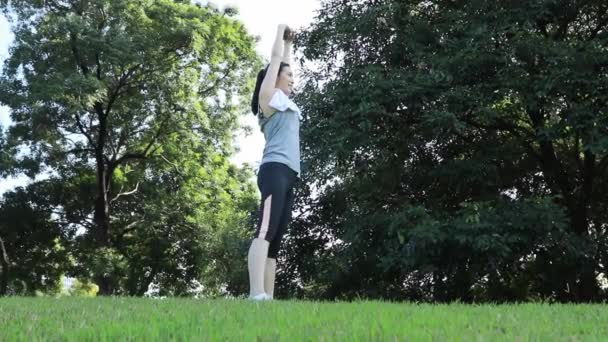 Азиатская Женщина Занимающаяся Спортом Красивом Парке Пейзажей Утром Молодая Женщина — стоковое видео
