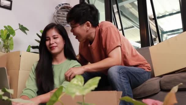 アジアのレズビアンカップルは満足し 電話回線やラップトップから自宅で木を販売するオンライン中小企業からの注文や購入と一緒に奨励しました — ストック動画