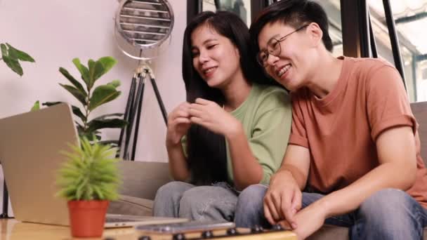 Müşteri Listesini Kontrol Eden Asyalı Lezbiyen Çift Küçük Işletme Kobi — Stok video