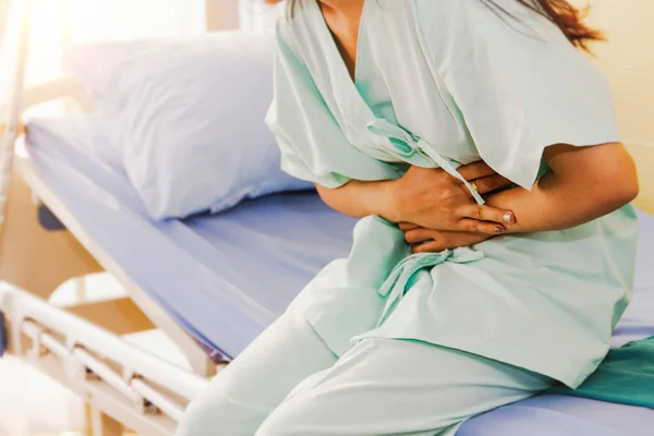 Vrouwelijke Patiënt Met Buikpijn Tijdens Behandeling Het Ziekenhuis Ziek Met — Stockfoto