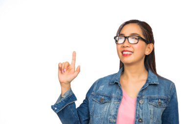 Güzel bir kadın portresi, işaret parmağıyla işaret eden sivri bir ceket giyiyor, beyaz bir arkaplanda bilgelik ve iyi bir düşünce hissi gösteriyor: Boşluğu kopyala