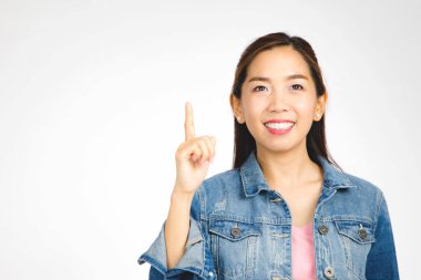 Kadınlar ellerini üstte, fikirleri ifade ederek, ilham verici ve yaratıcı: Seçici Odaklanma