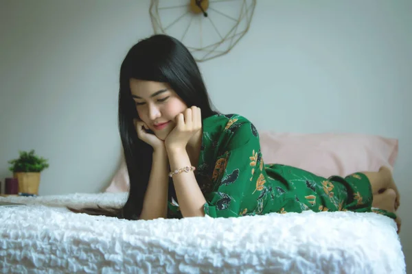 Όμορφη Γυναίκα Φορώντας Ένα Άνετο Πράσινο Φόρεμα Κοιμάται Χαλαρώνοντας Ένα — Φωτογραφία Αρχείου