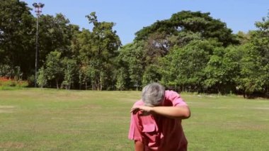 Yaşlı kıdemli bir adam, gün boyunca ellerini yoğun güneş ışığından koruyor, sıcak havada kendini dayanılmaz hissediyordu ve başı dönüyordu..