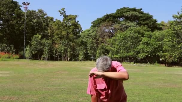 Ηλικιωμένος Ηλικιωμένος Άνδρας Περπατούσε Μέσα Ένα Υπαίθριο Γκαζόν Θωρακίζοντας Χέρια — Αρχείο Βίντεο