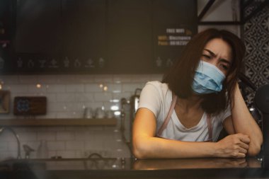 Bir kahve dükkanının stresi: İş kadınları, Covid-19 salgınının yayılmasının işlerini olumsuz yönde etkilemesi nedeniyle kazanç ve mali sorunlar konusunda endişeli: Kopya Boşluğu