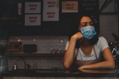 Bir kahve dükkanının stresi: İş kadınlarının başı ağrıyor, COVID-19 salgını işlerini olumsuz yönde etkilediğinden gelir ve mali stres endişeleri var: Kopya Boşluğu.