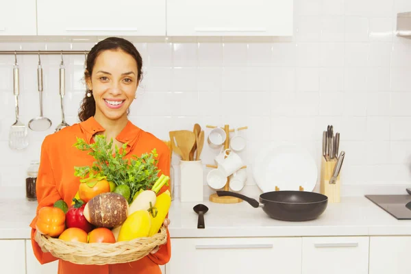 Happy Hispanic Smiling Woman Holding Fruit Tray Kitchen Portrait Beautiful — стоковое фото