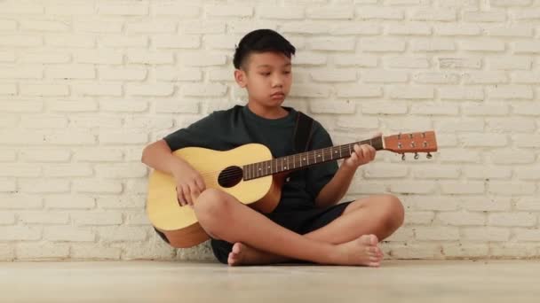 Asiatischer Teenager Spielt Hause Akustikgitarre Und Genießt — Stockvideo