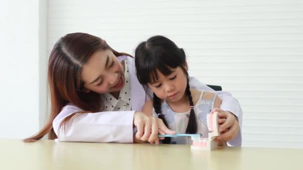 Dentista Insegna Una Bambina Come Lavarsi Correttamente Interessata Mockup Dentale — Video Stock