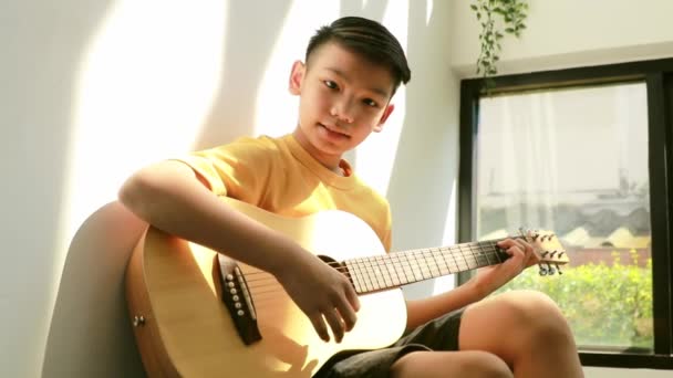 Giovane Ragazzo Asiatico Medita Nel Pomeriggio Rivisitare Lezioni Suonare Chitarra — Video Stock