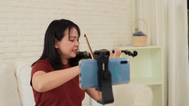 Азиатка Средних Лет Оттачивает Свои Навыки Игры Скрипке Внимательно Изучая — стоковое видео