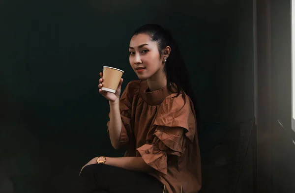 Απολαμβάνοντας Μια Ασιατική Γυναίκα Πίνοντας Ζεστό Καφέ Από Ένα Φλιτζάνι — Φωτογραφία Αρχείου