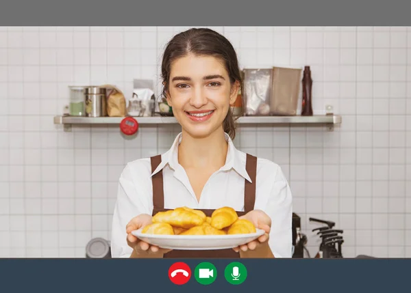 Торговля Заказ Через Интернет Через Видео Звонок Бариста Показывает Круассан — стоковое фото