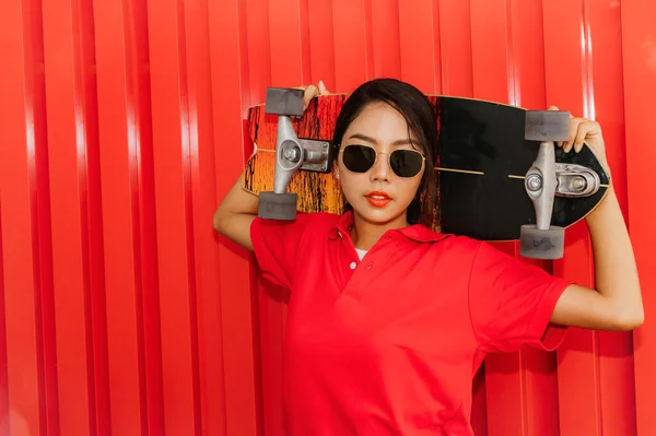 Πορτρέτο Όμορφο Ασιατικό Hipster Κορίτσι Κόκκινο Πουκάμισο Κομψό Skateboard Φορώντας — Φωτογραφία Αρχείου