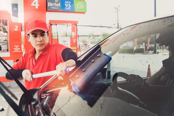 Empleado Masculino Compromete Limpiar Limpiaparabrisas Parabrisas Mientras Los Clientes Sientan — Foto de Stock