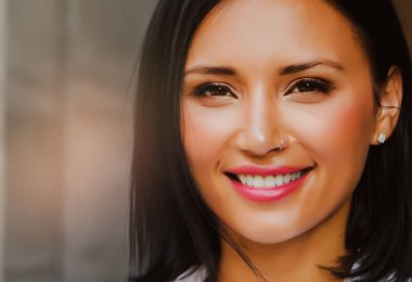 Güzel bir gülümsemesi ve parlak bir yüzü olan güzel bir kadının portresi. Kameraya iyi bir misafirperverlikle bakıyor..