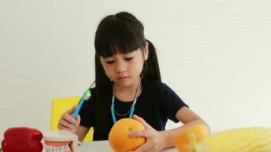 Genç kız doktor, beslenme uzmanı ve dişçi olarak oynuyor: Çocukların yaratıcı hayal gücü kavramı.