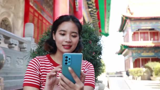 Portrait Femme Asiatique Portant Une Chemise Rouge Visite Temple Sur — Video
