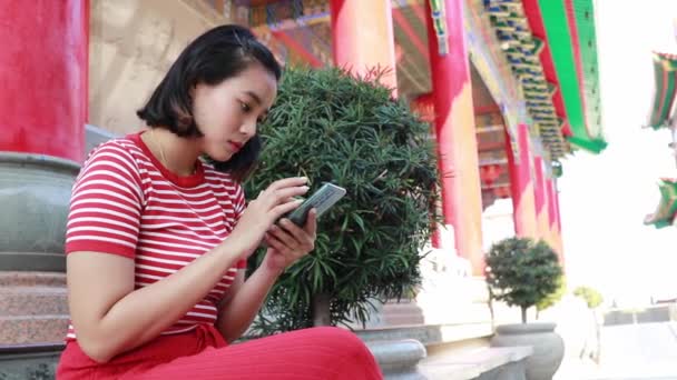 Adolescente Mignonne Asiatique Bonne Humeur Portant Des Vêtements Rouge Vif — Video