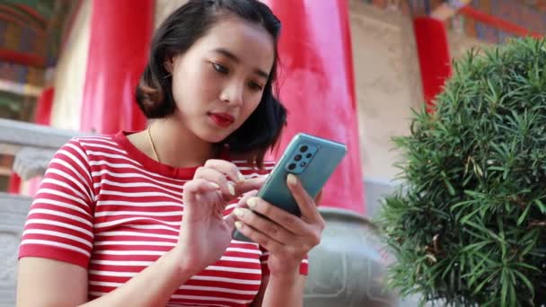 Tatil Sezonunda Çin Tapınağında Seyahat Ederken Her Zaman Akıllı Telefonlu — Stok video