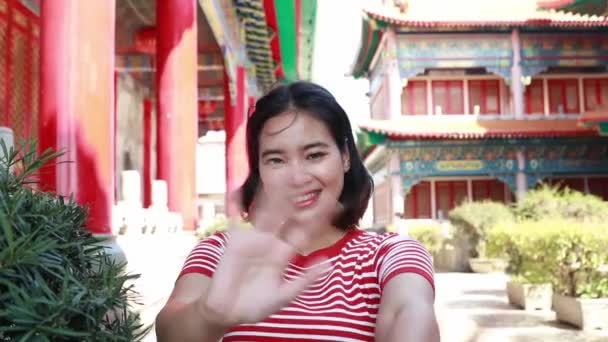 Retrato Mulher Asiática Vestida Vermelho Brilhante Com Alegria Templo Chinês — Vídeo de Stock