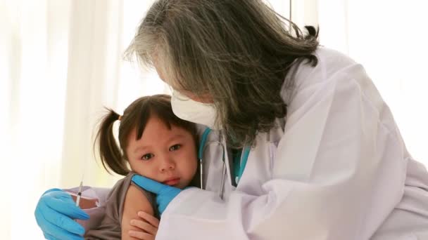 Senior Läkare Försöker Vaccinera Barnet Och Försöka Övertyga Barnet Att — Stockvideo