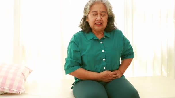 Asiáticas Ancianas Con Apendicitis Dolor Sentado Dolor Abdominal Sufrimiento Necesidad — Vídeos de Stock